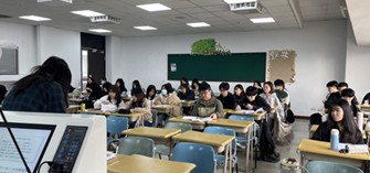透過教師講解及引導，帶領學生一同完成薩提爾「冰山理論」圖繪製