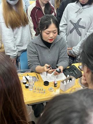 畫花磚要練習彩繪筆的用法，所以先在紙上練習